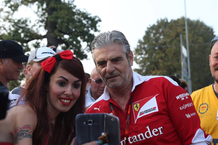 Anche Maurizio Arrivabene, team principal Ferrari, si ferma coi tifosi. Lapresse